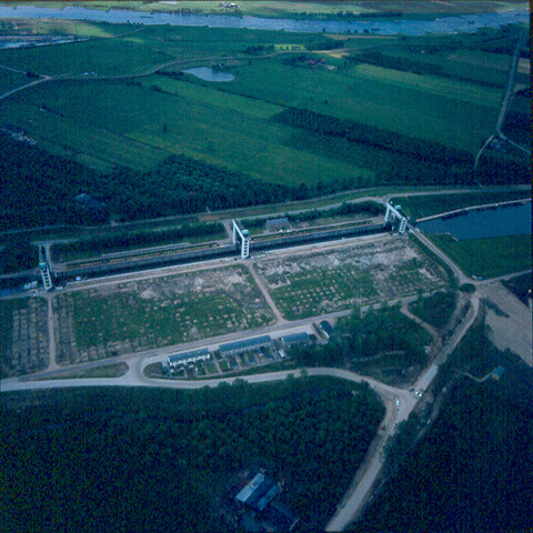 S.9100(4046); Dia (luchtfoto) van de Lek met sluis bij Wijk bij Duurstede; diapositief