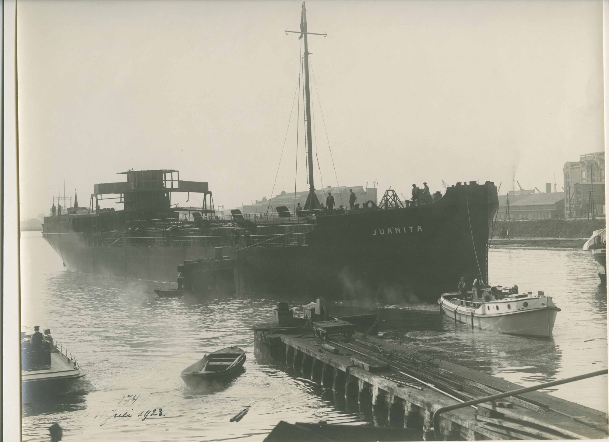 S.5444(0594)2; Foto van de tewaterlating van tanker ss. Juanita van de Curaçaosche Scheepvaart Maatschappij; foto