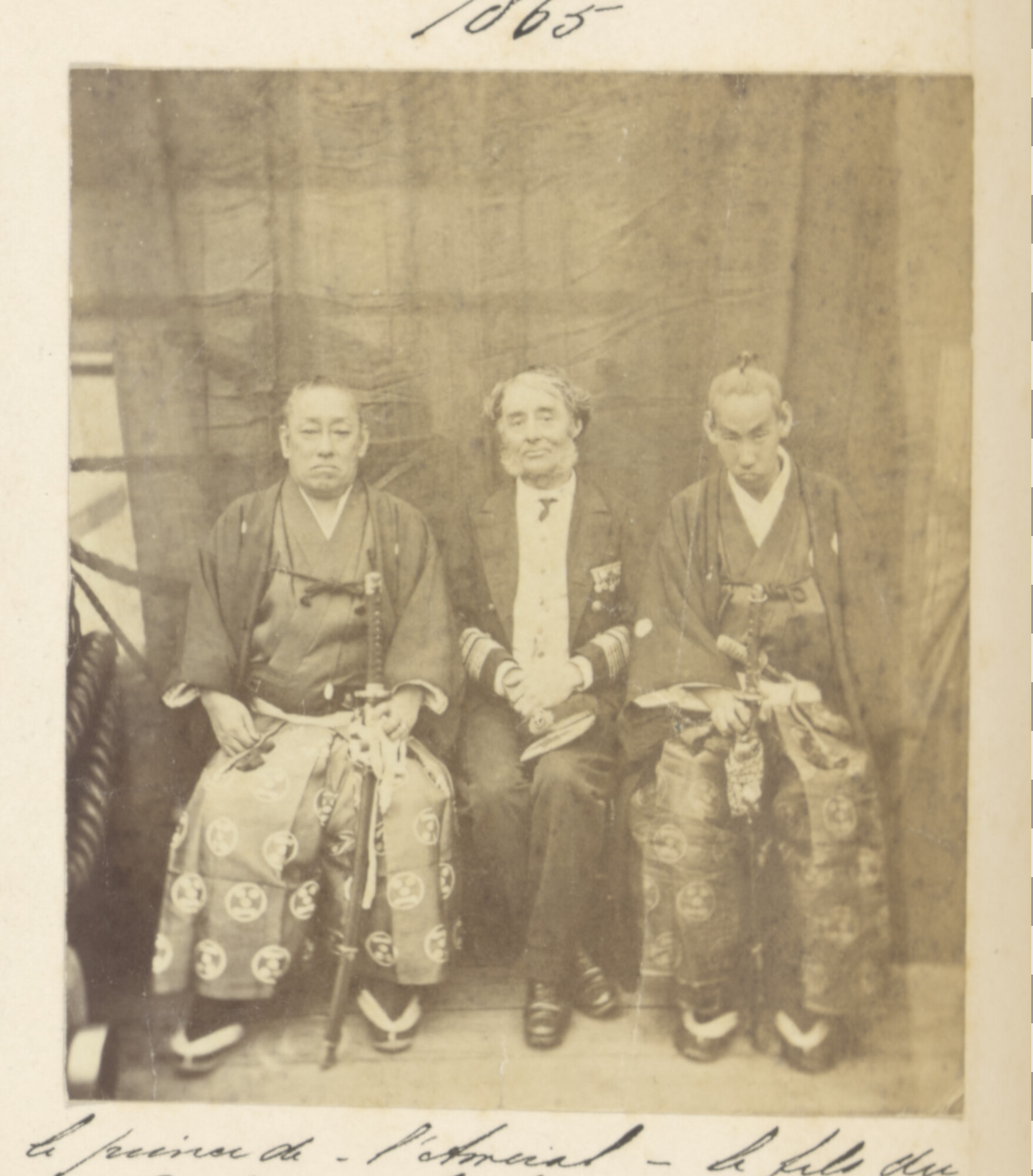 S.3628(04)020; Groepsportret van de Daimyo van Nagato, Mori Yoshichika, de Engelse admiraal King en de zoon van de Daimyo, Mori Motonori; foto