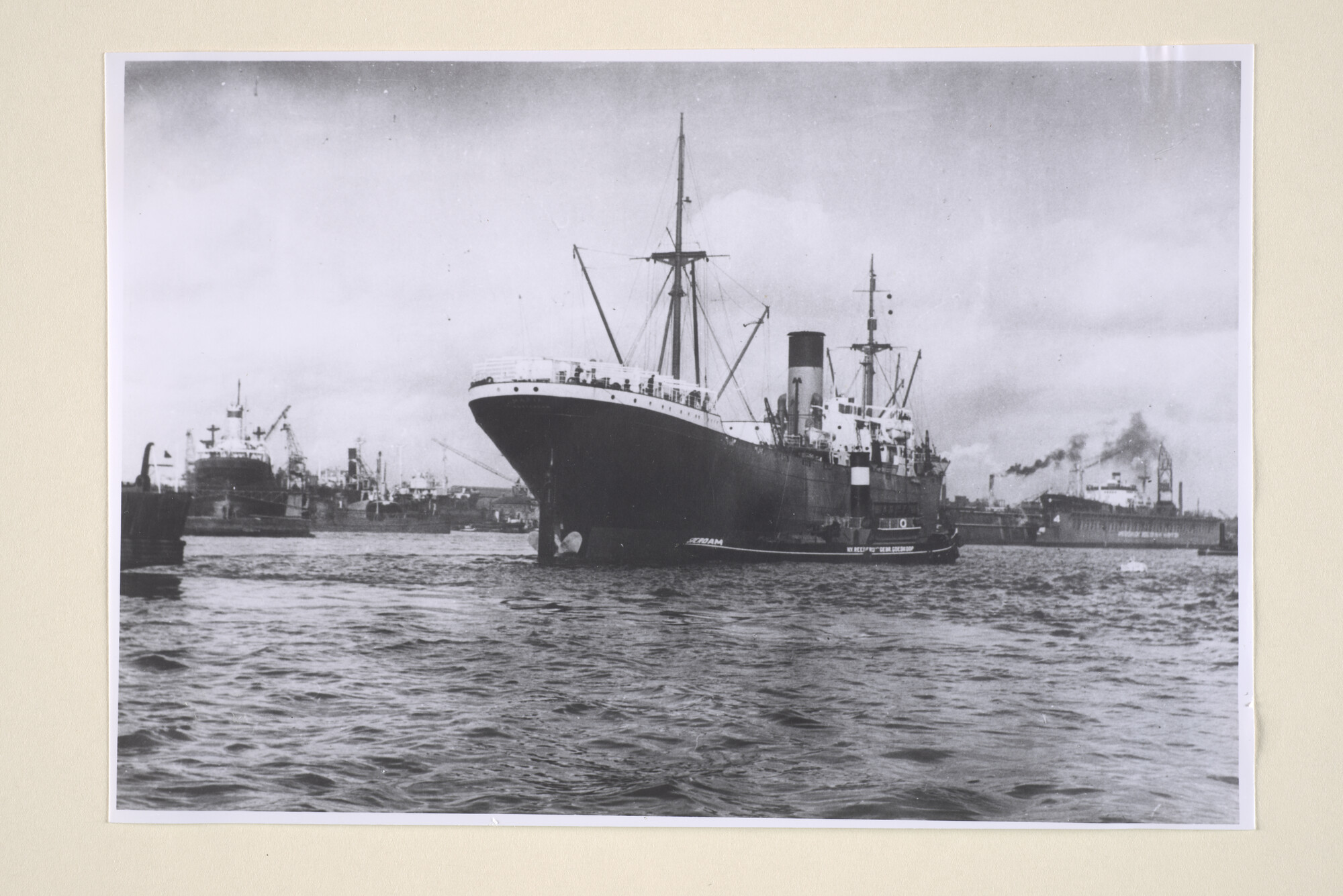 1995.1825; Het vrachtschip ss. 'Mapia' van de SMN in de haven van Amsterdam, geassisteerd door een havensleepboot van rederij Goedkoop; foto