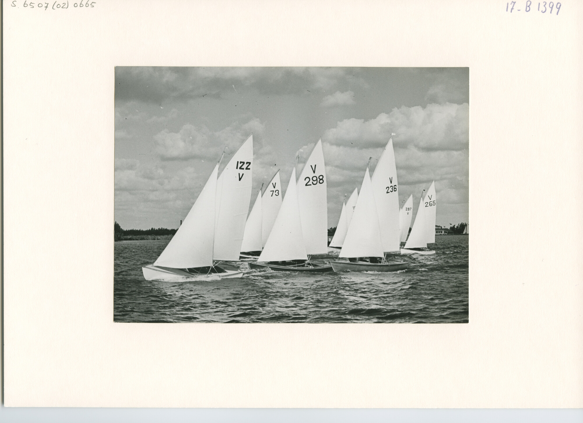 S.6507(02)0665.03; Zwart-wit foto van de Vrijheidsklasse op het Buiten IJ en het Braassemermeer; foto