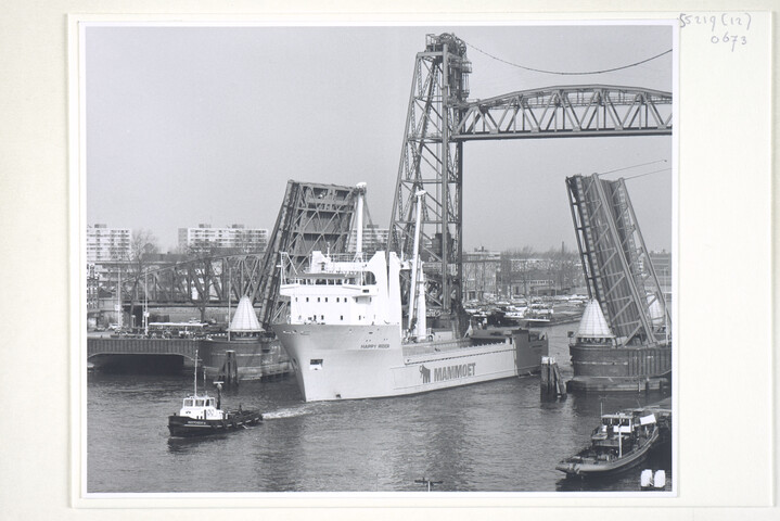 S.5219(12)0673; Foto van de proeftocht van het zwaar-transportschip ms. 'Happy Rider' van Mammoet Transport Amsterdam [...]; fotoreportage