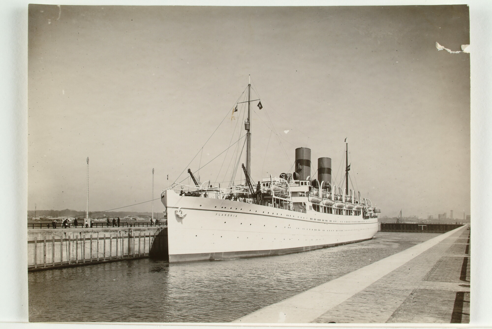 2003.1360; Het passagiersschip ss. 'Flandria' van de Koninklijke Hollandsche Lloyd  in de Zuidersluis te IJmuiden; foto