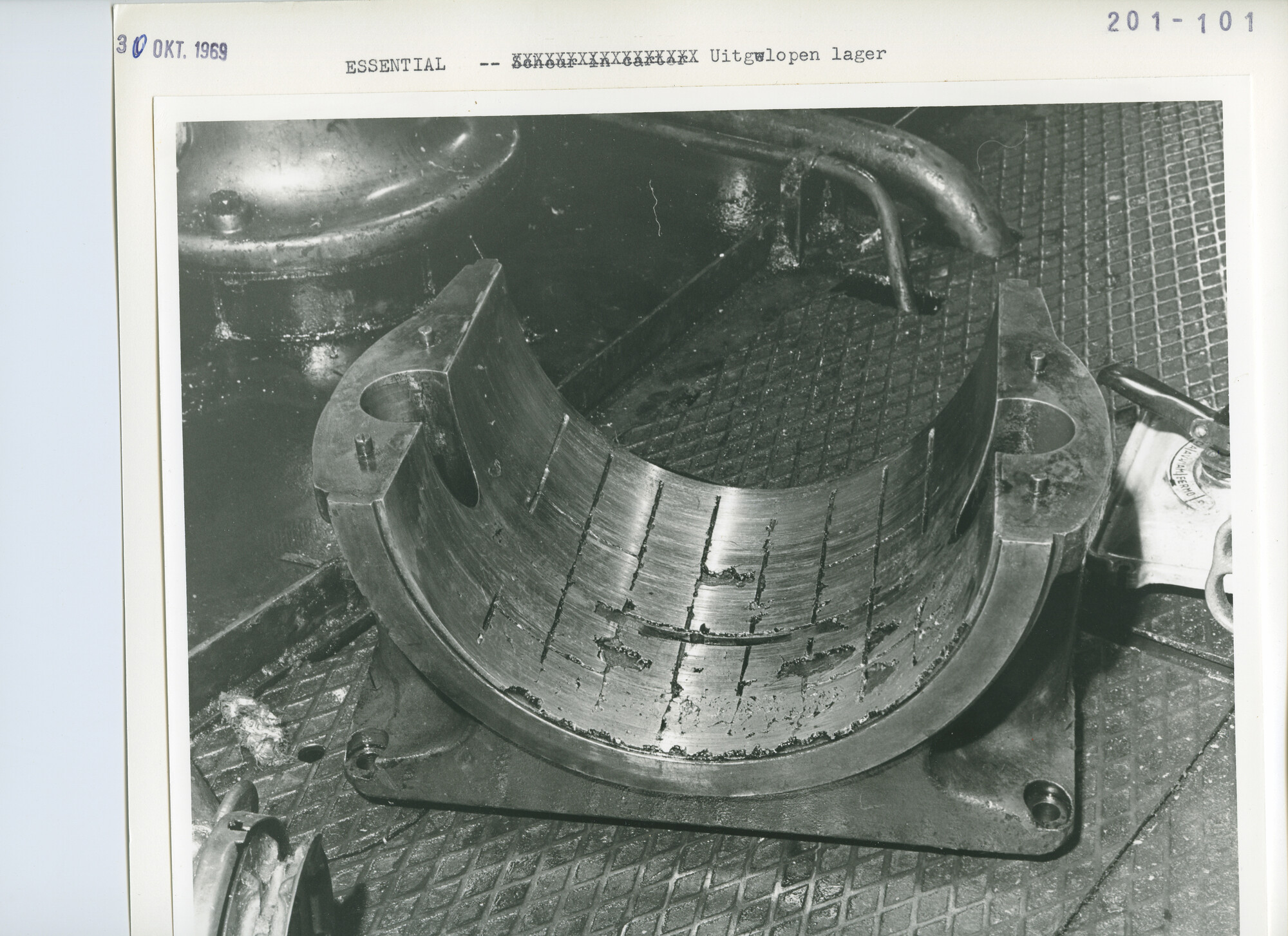 S.5444(5068)08; Foto van schade aan werktuigen in de motorkamer van de Essential; foto