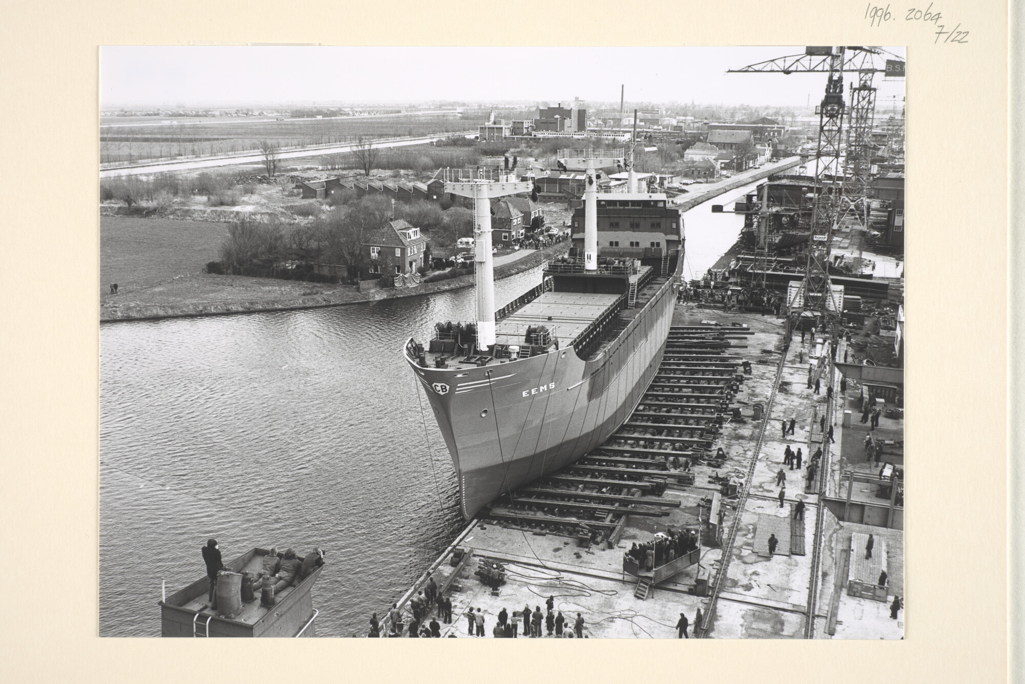 1996.2064; Foto's van de tewaterlating van de coaster ms. 'Eems' van C. Bos te Schiedam; fotoreportage