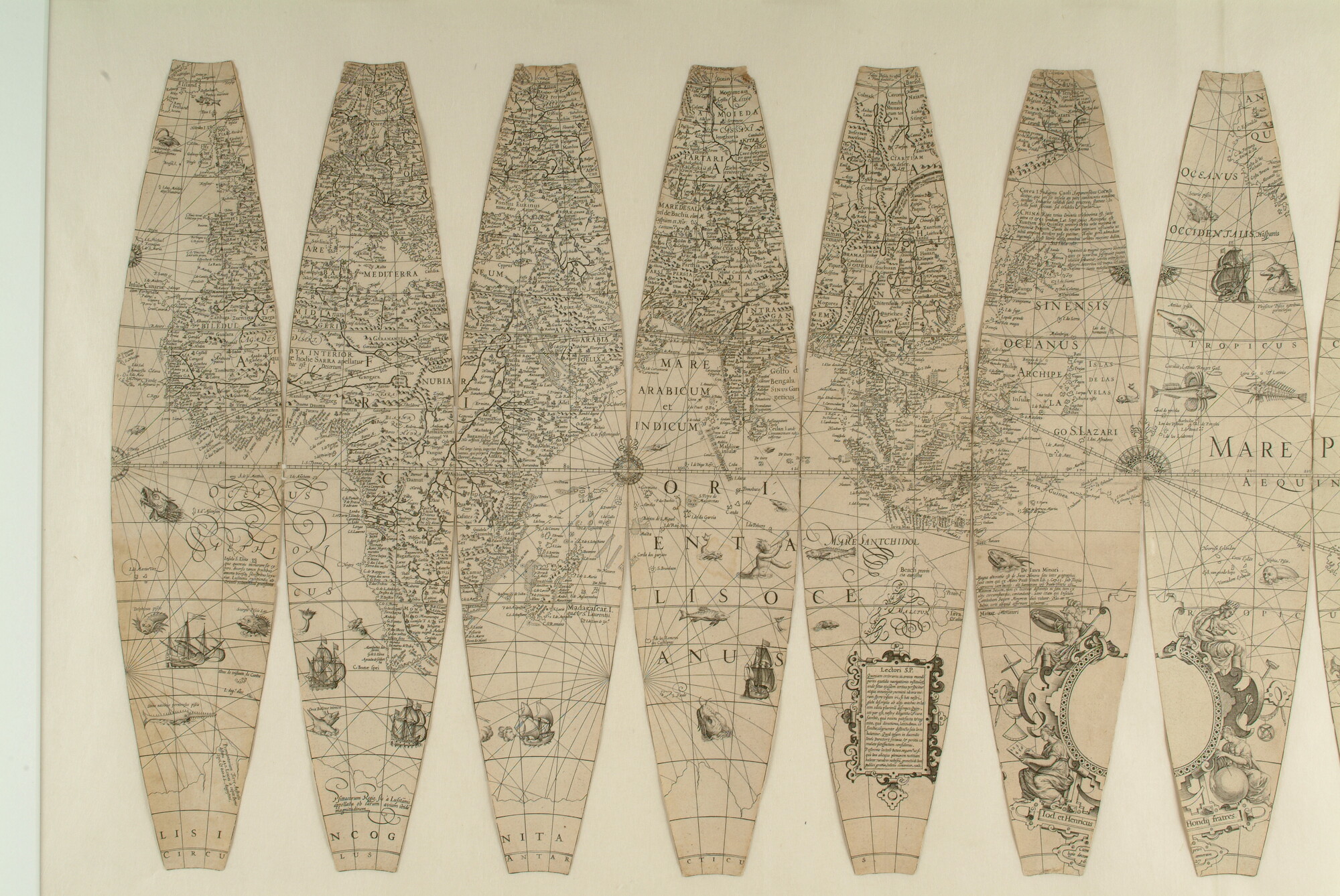 A.4056; Segmenten voor een aardglobe van 35,5 cm door Jodocus en Hendricus Hondius, 1627; globe