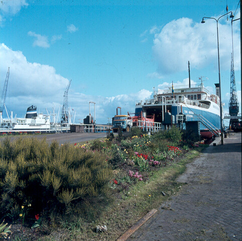 S.9100(5030); Dia van de Zweedse veerboot 'Tor Anglia' van Rederi A/B Tor Line; diapositief