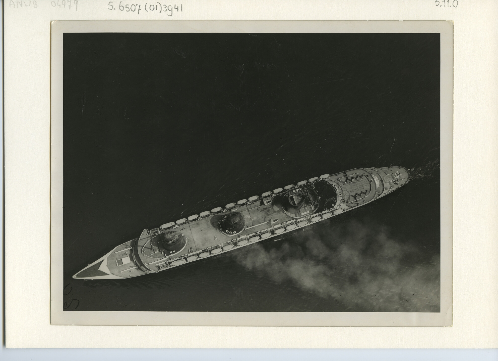 S.6507(01)3941; Foto van het Franse passagiersschip ss. Normandie (1935-1942) op zee; foto