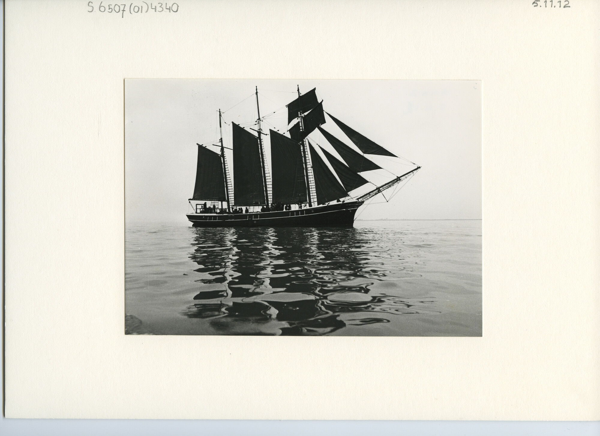 S.6507(01)4340; Foto van de Britse houten driemasttopzeilschoener Kathleen & May (1900) met donkere romp zeilend op ruim water; foto