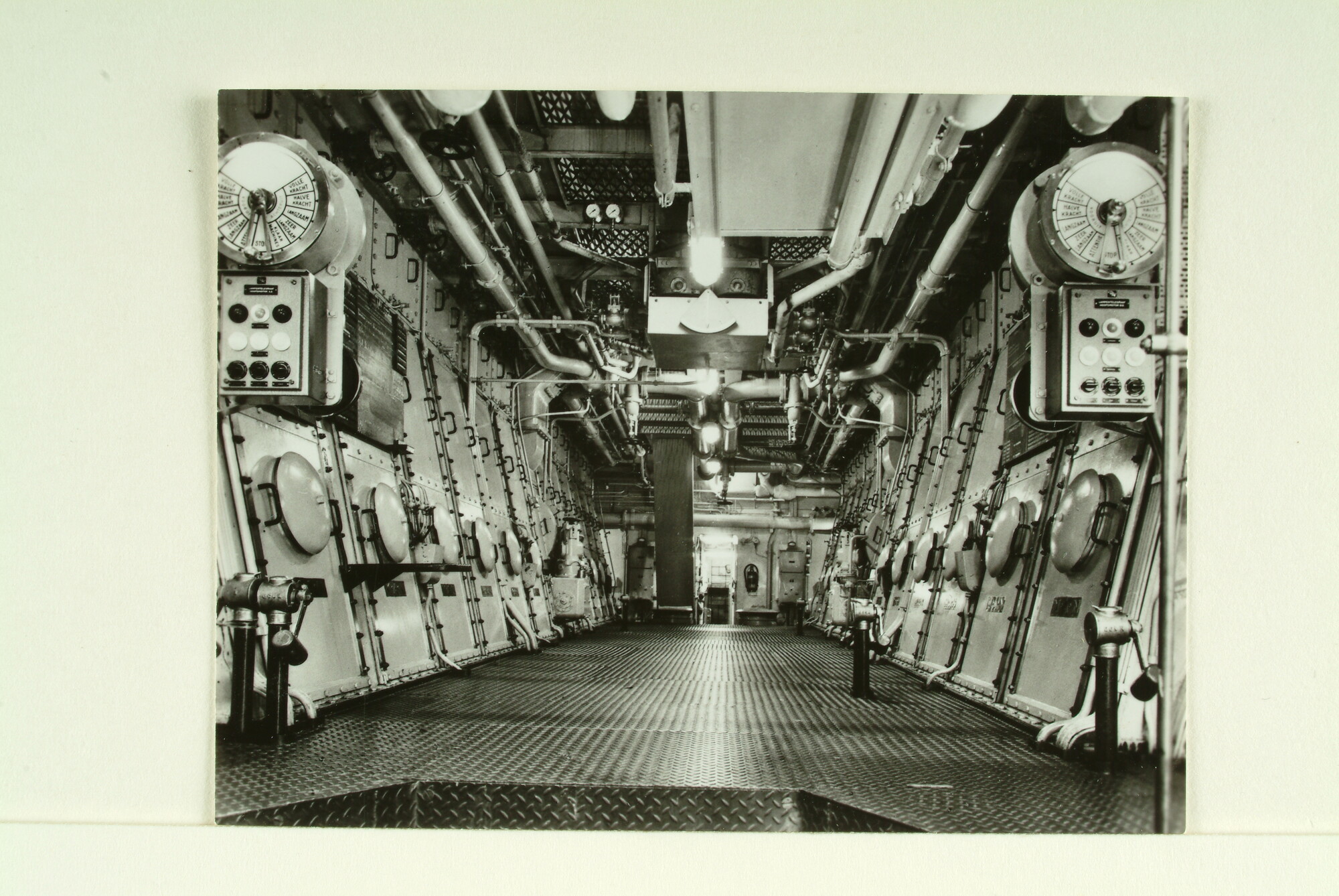 2004.0230; Schip en interieur foto's van ms. "Koningin Wilhelmina"; fotoreportage