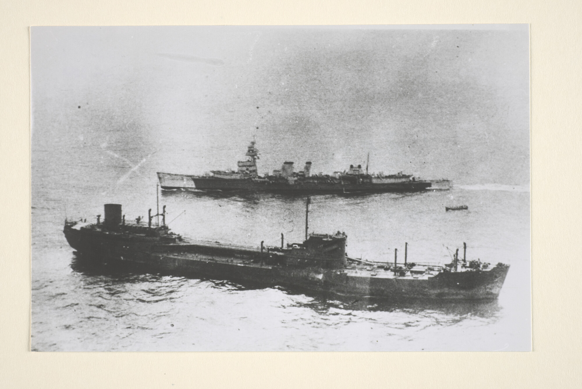 1996.2253; Een luchtfoto van de Nederlandse tanker 'Papendrecht' van Phs. van Ommeren NV; foto