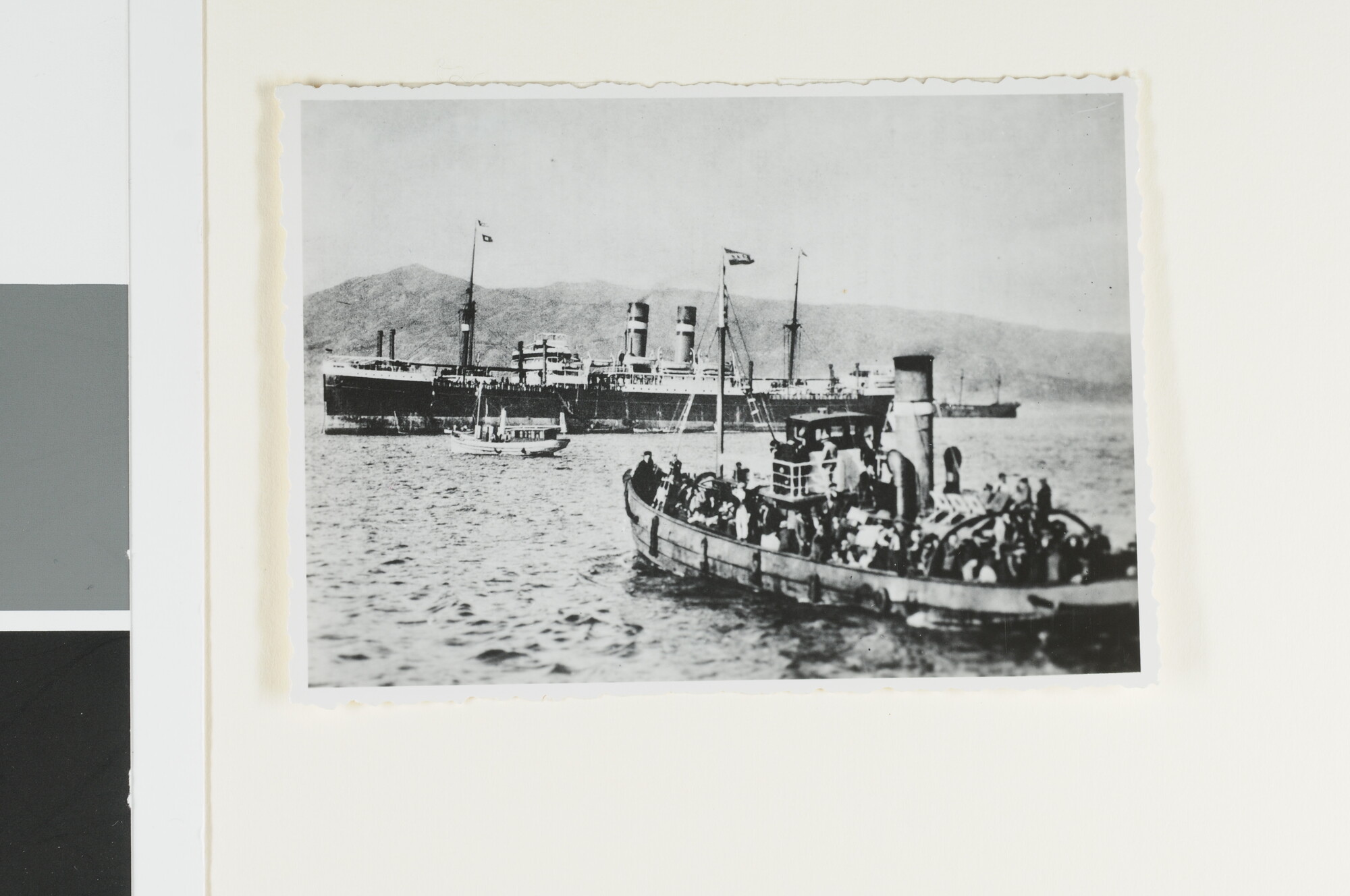 S.4380(04)523; Het vracht- en passagiersschip ss. 'Spaarndam' van de Holland-Amerika Lijn ligt voor anker op de rede van Vigo; foto