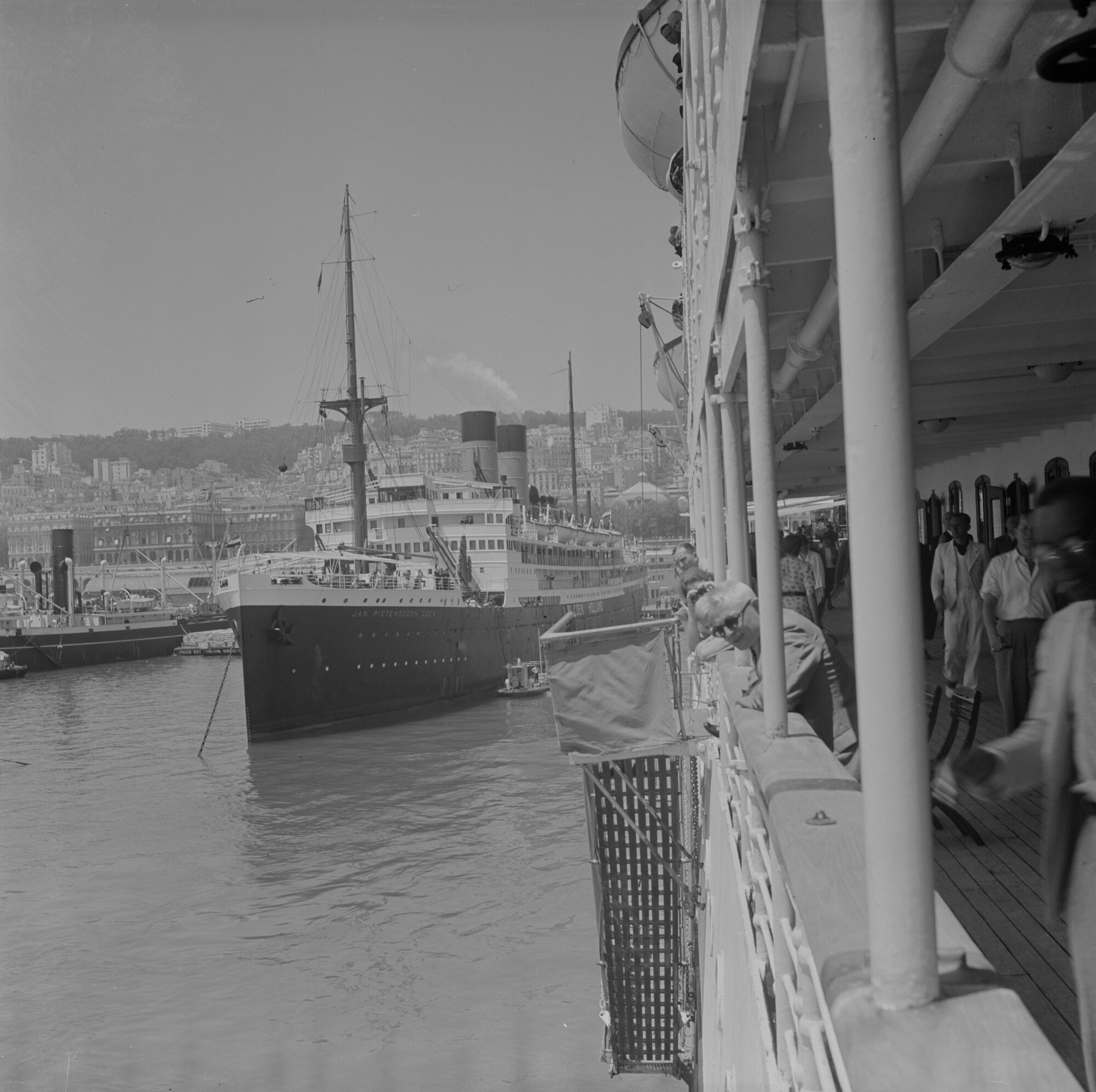 2015.1846; Negatief van ms. Jan Pieterszoon Coen in de haven van Algiers, waarschijnlijk gezien vanaf ms. Johan van Oldenbarnevelt; negatief