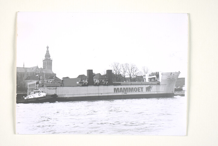 S.5219(12)0649; Foto van de tewaterlating van het zwaar-transportschip ms. 'Happy Rider' van Mammoet Transport Amsterdam vanaf de dwarshelling van de ASM-werf; foto