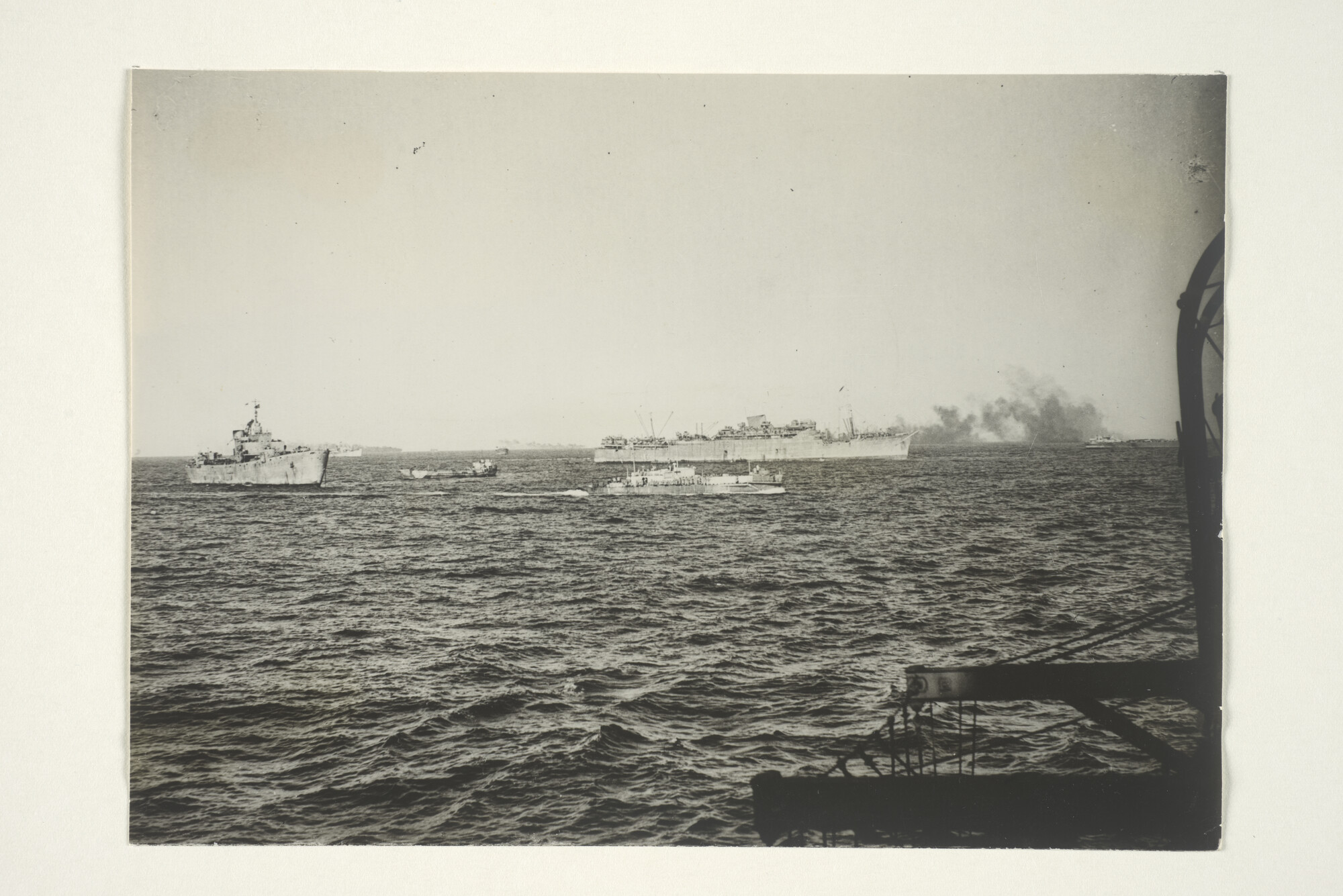 2000.3445; 'Royal Navy brings the invasion forces.' Gezicht vanaf een troepentransportschip bij de invasie op Sicilië, zonsopgang 10 juli 1943; foto