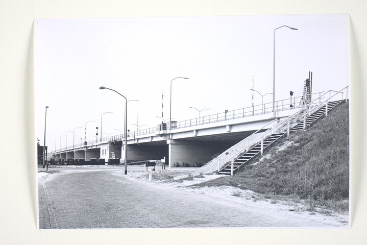 S.5219(12)0551; Fotos van de nieuwe verkeersbrug voor Rijksweg no. 1 bij Muiden gebouwd door de ASM; fotoreportage