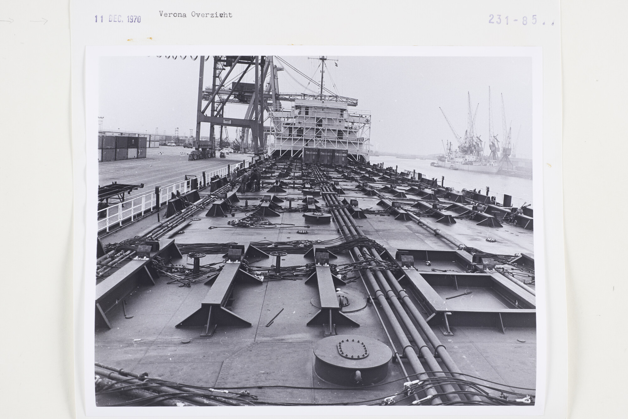 S.5444(05195)02; Foto van het containerschip 'Verona' [een verbouwde tanker].; foto