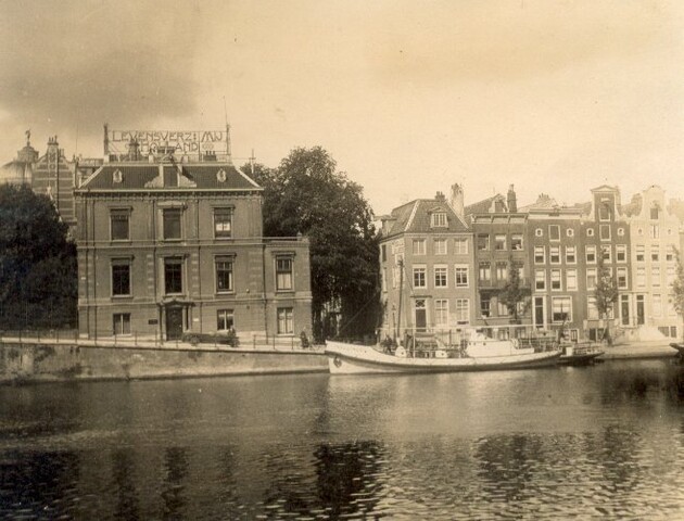 1993.6138; De zelfrichtende motorreddingboot Insulinde van de NZHRM afgemeerd aan de Amstel voor het kantoor van Reddingmaatschappij in Amsterdam; foto