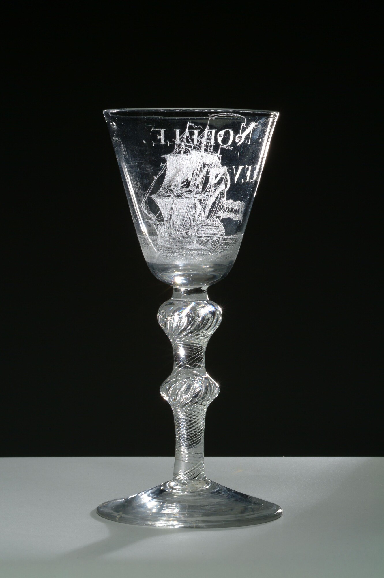 2002.0836; Kelkglas met gegraveerde afbeelding van twee driemasters; drinkglas