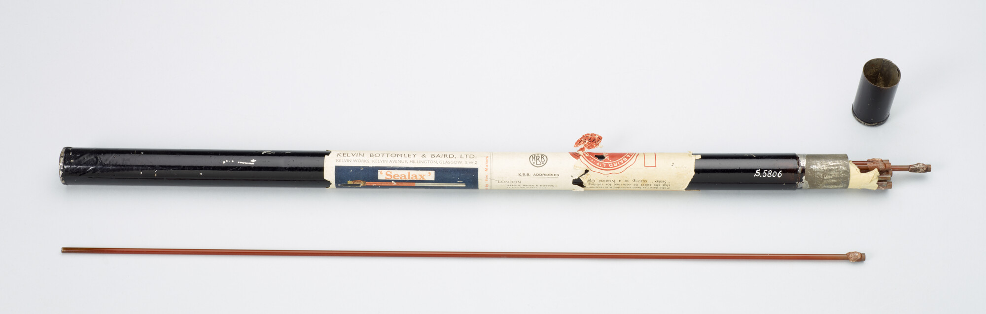 S.5806; Blikken koker met 10 buizen 'Sealan' van Kelvin, Bottomly & Baird Ltd, Glasgow, Schotland, 1949; koker