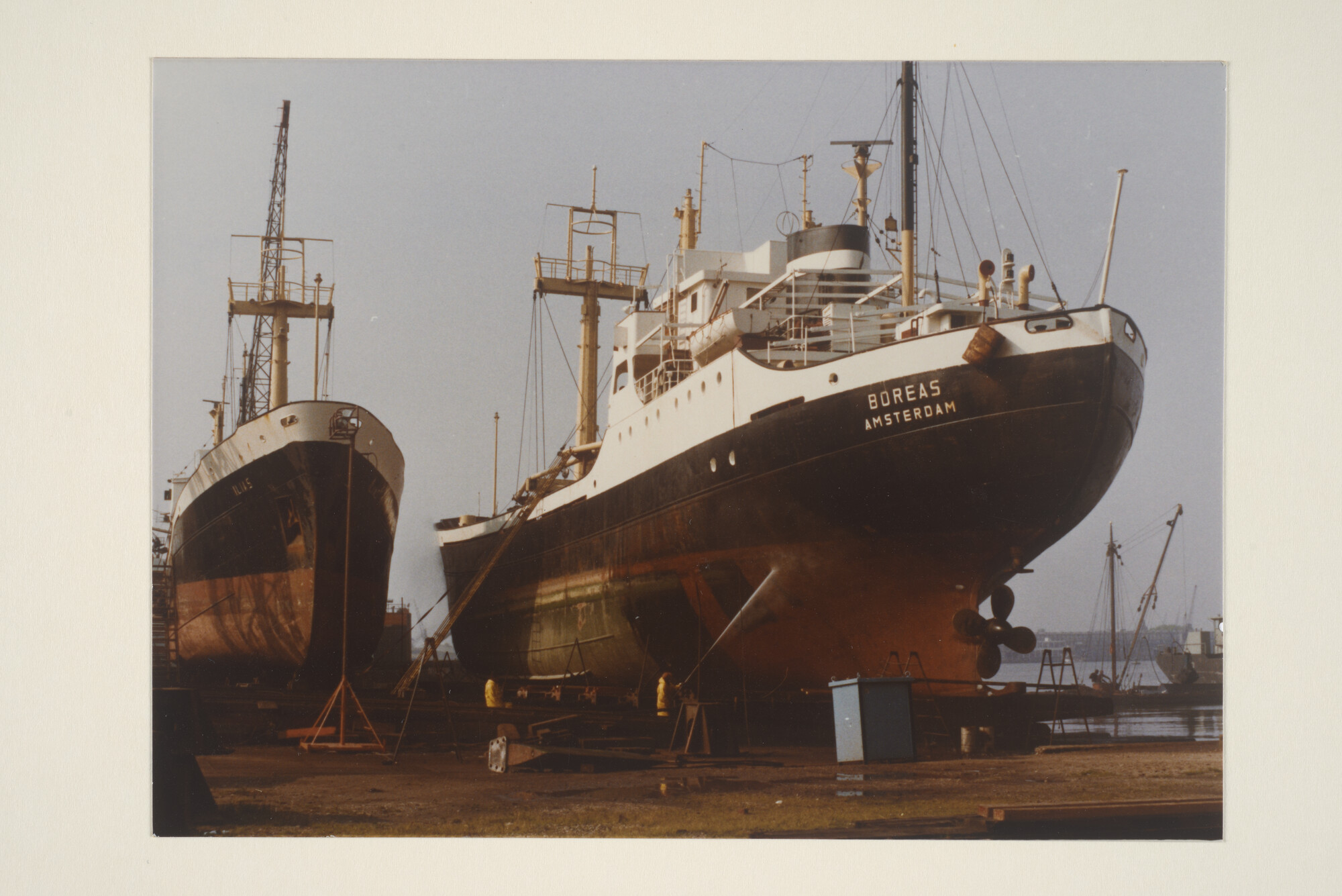 1995.6612; Kleurenfoto's van de coaster ms. 'Boreas' van de KNSM gezien bij een hellingbeurt op de Oranjewerf te Amsterdam; fotoreportage