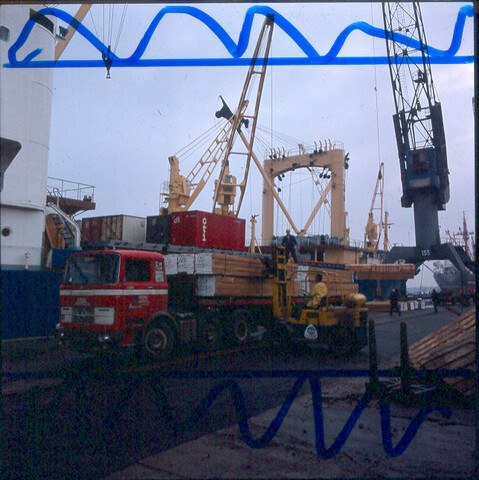 S.9100(8365); Dia van het Brazaliaanse vrachtschip ms. 'Copacabana' (gezaagd hardhout en containers) wordt geladen [...]; diapositief