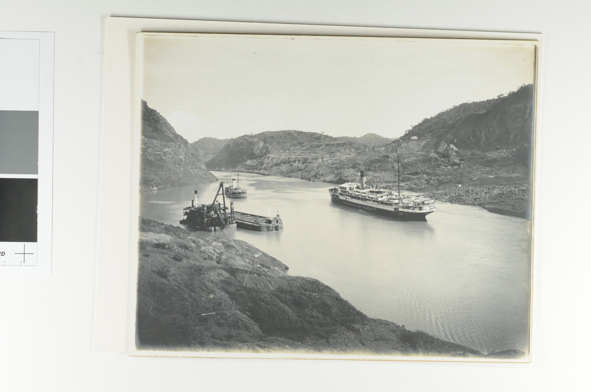 S.5375(17); Het mailschip ss. 'Koningin der Nederlanden' in het Panamakanaal; foto