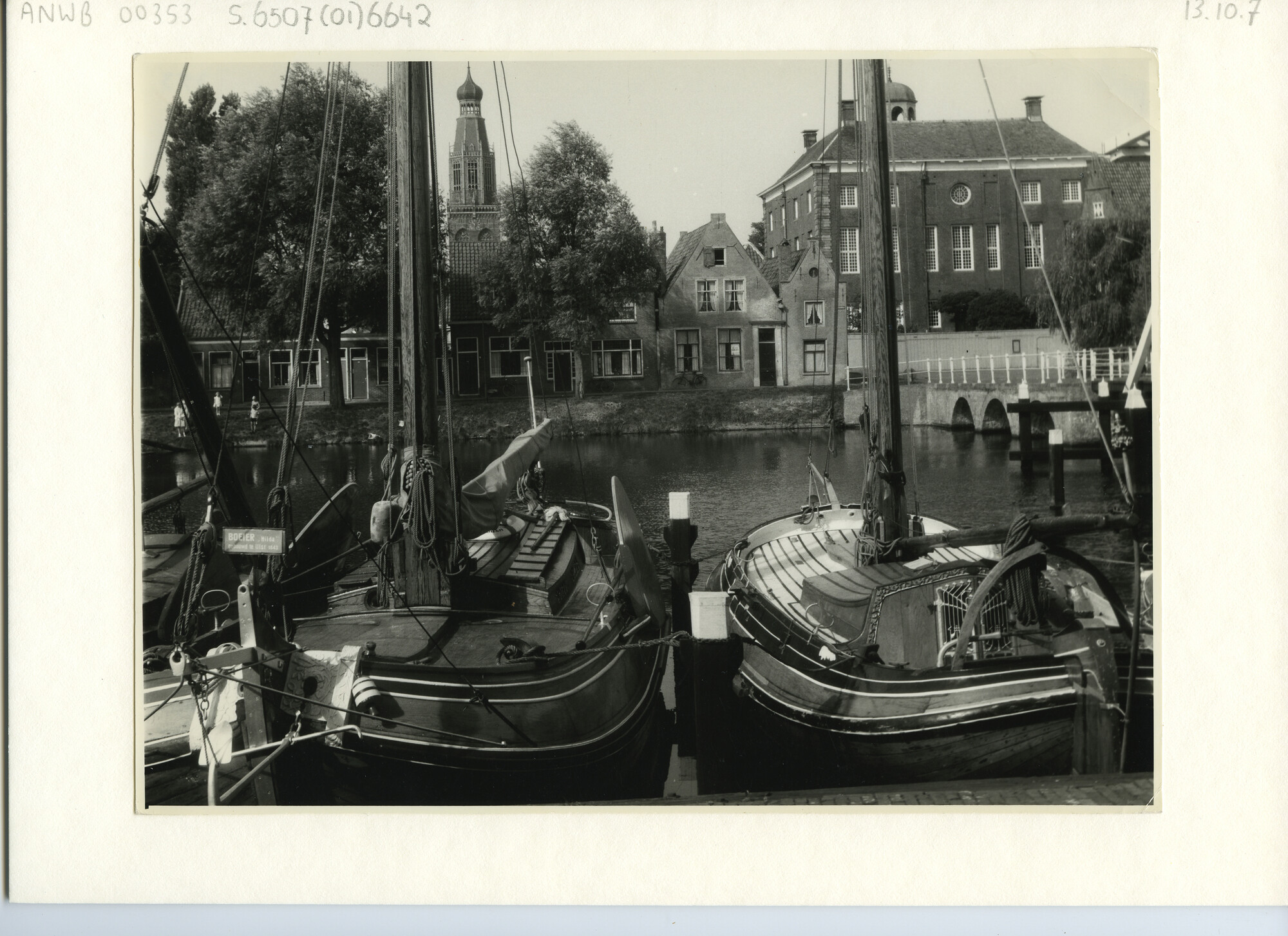 S.6507(01)6642; Foto van schepenmuseum in Enkhuizen )met zicht op stadhuis en Zuiderkerk'; foto