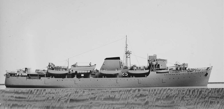 S.4642(08); Model van het ms. Koningin Emma in oorlogsuitrusting; scheepsmodel