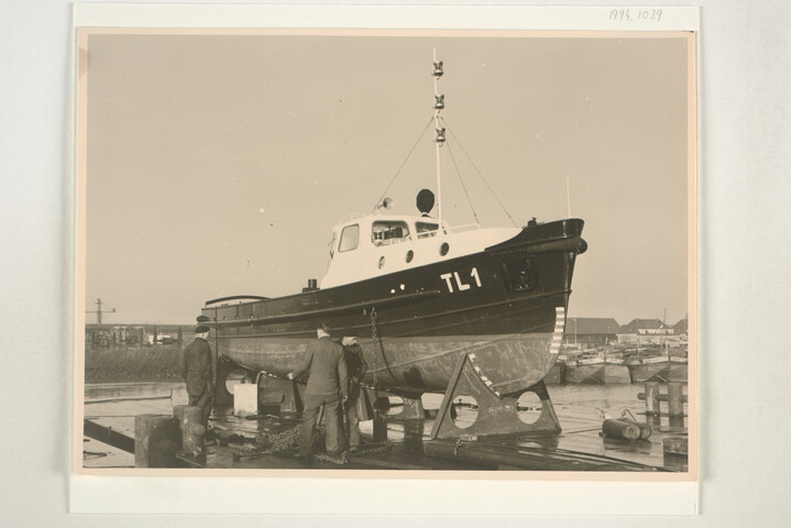 1994.1039; (Voorheen) Album met fotos van bij Scheepswerf Van Goor Monnickendam; fotoalbum
