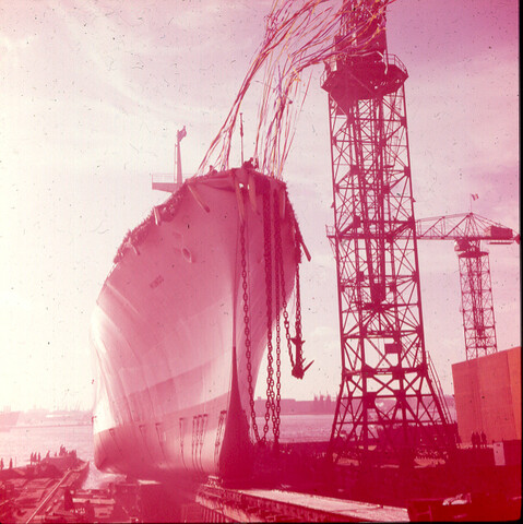 S.9100(0081); Tewaterlating van het vrachtschip ms. 'Mungo'; diapositief