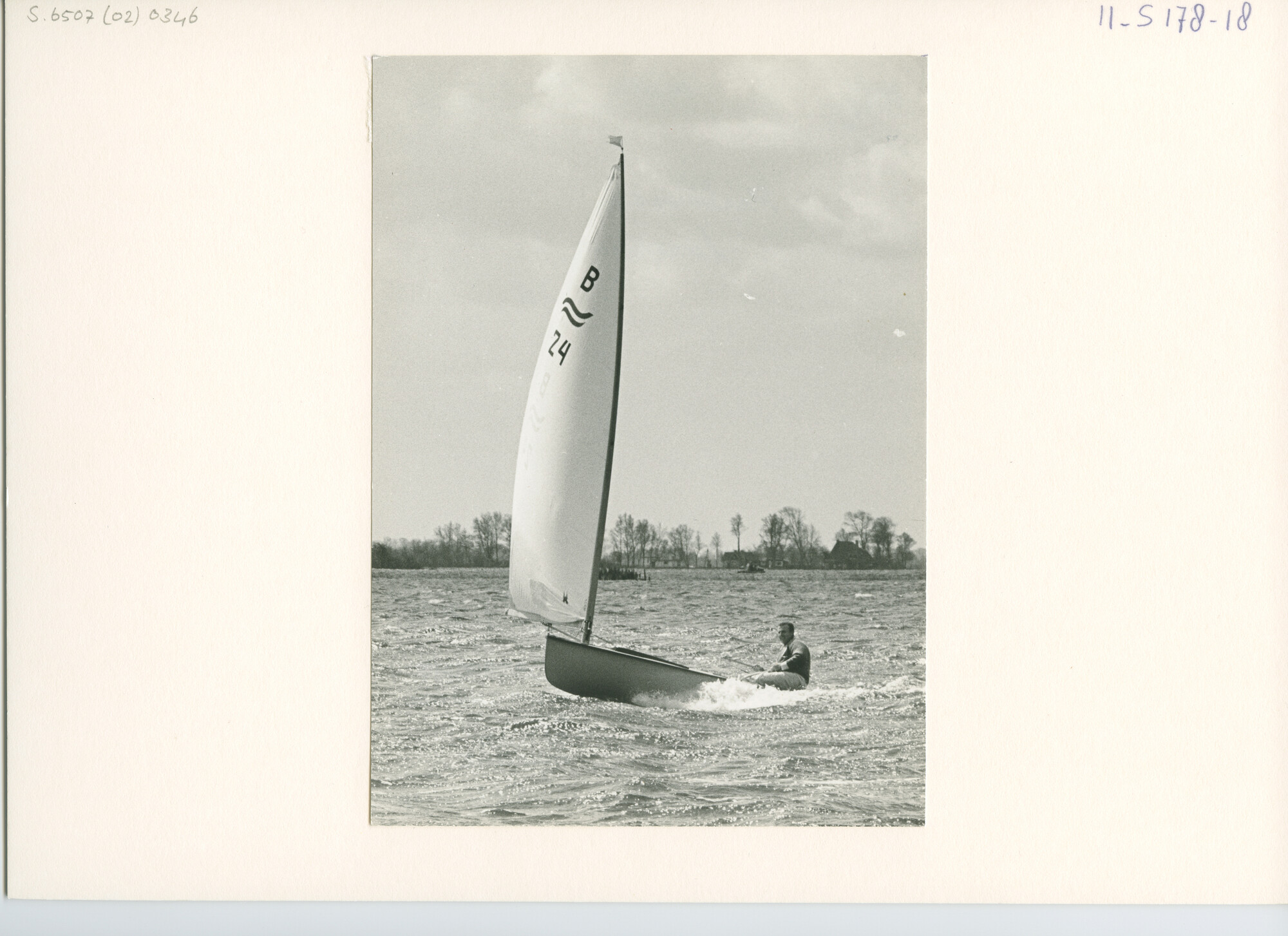 S.6507(02)0346.04; Zwart-wit foto van de Paas-ei een wedstrijd 1965 op de Loosdrechtse Plassen troffen een flinke bries; foto