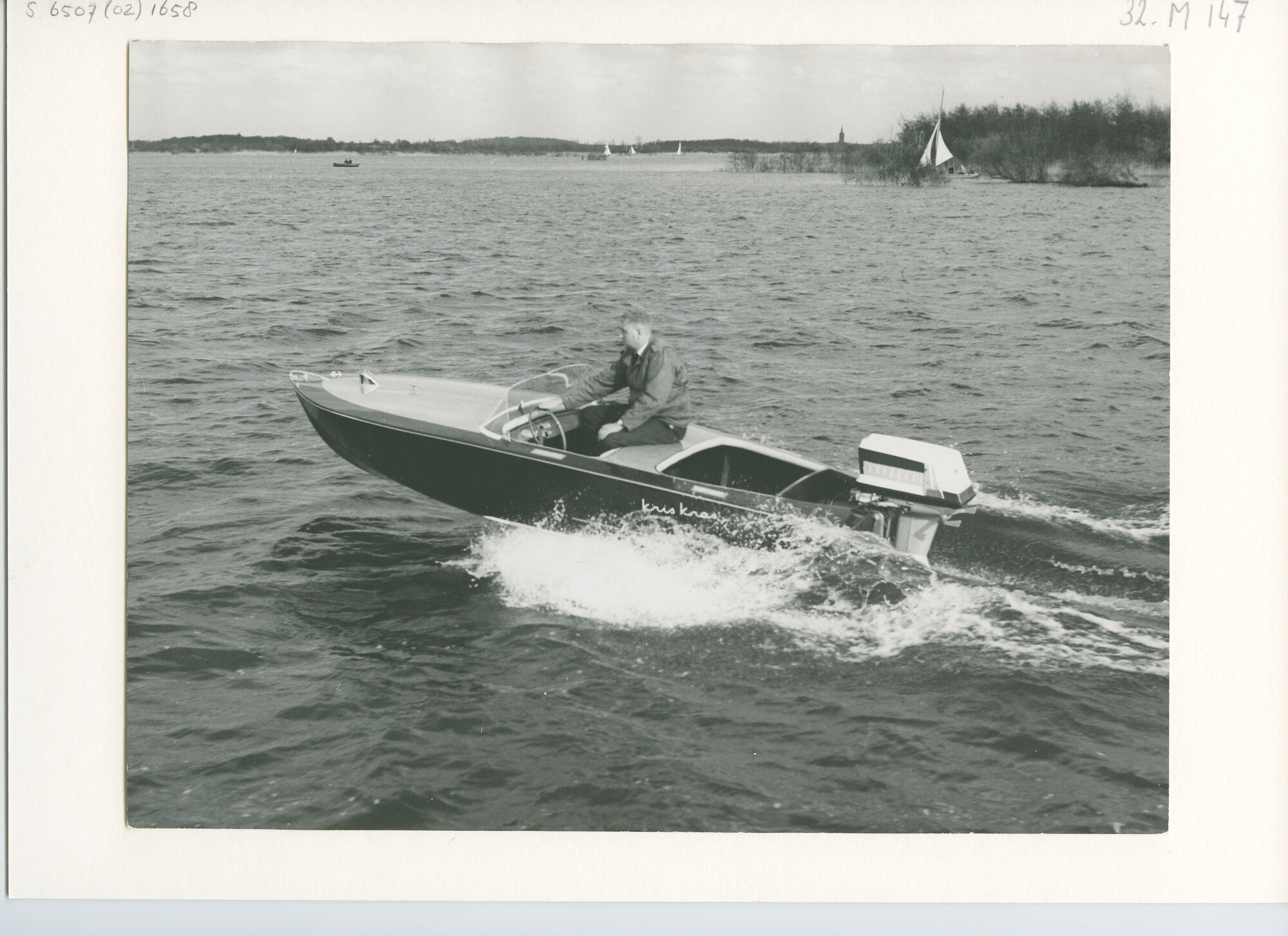 S.6507(02)1658; Zwart-wit foto van de raceboot met buitenboordmotor Kris Kras tijdens paaswedstrijden te Loosdrecht; foto