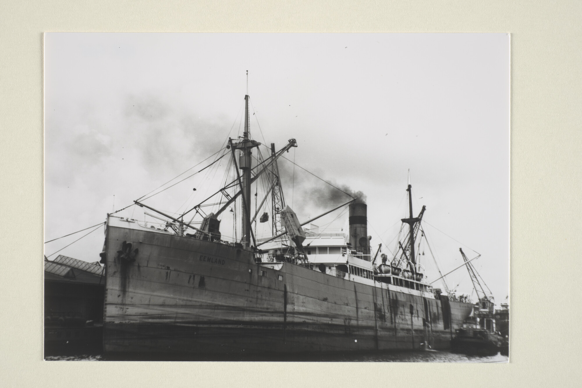 1995.5465; Het vrachtschip ss. Eemland van de Koninklijke Hollandsche Lloyd in een haven; foto