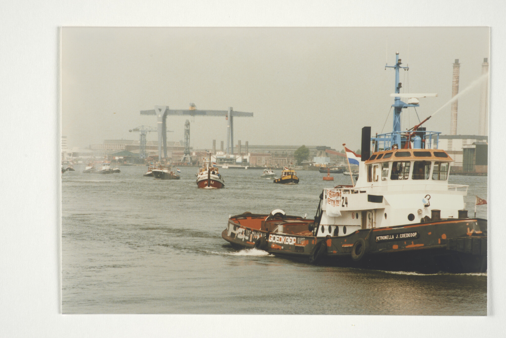 2001.1684; Foto 'Ga niet met de NIB in zee' Bezetting en demonstratie door het personeel; fotoreportage