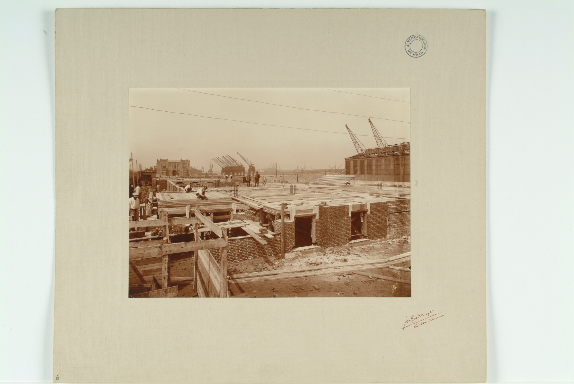S.6483(4024); 'Begane grond van het Lloyd Hotel Oostelijke Handelskade van de Koninklijke Hollandsche Lloyd.' Het Lloyd Hotel te Amsterdam in aanbouw [...]; foto
