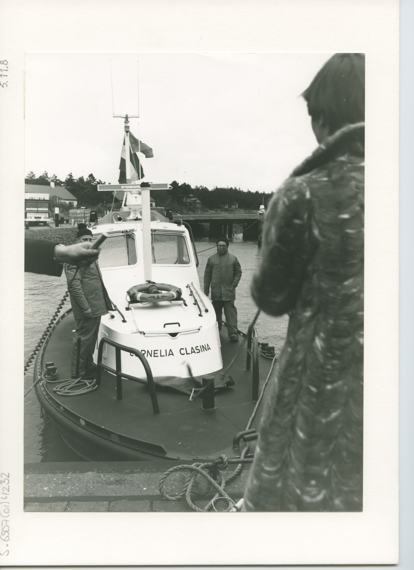 S.6507(01)4232; De motorreddingboot Cornelia Clasina van de KNZHRM met de kop op een kade; foto