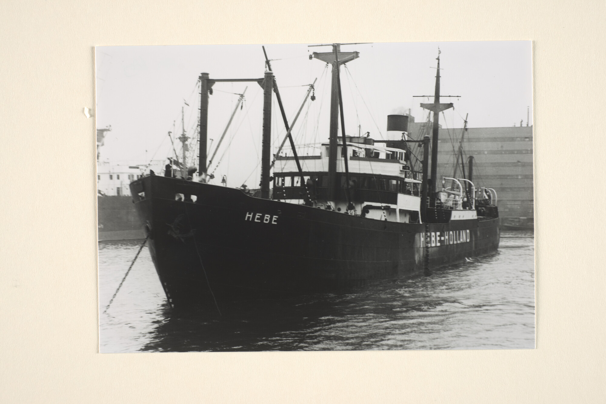 1995.6809; Het vrachtschip ss. 'Hebe' van de KNSM ligt voor anker in vermoedelijk de haven van Rotterdam (Vooraanzicht); foto