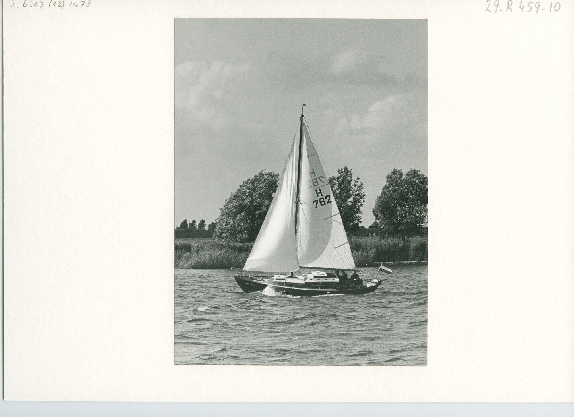 S.6507(02)1473.04; Zwart-wit foto van deelnemers aan de 5-eilandentocht bij Dordrecht; foto