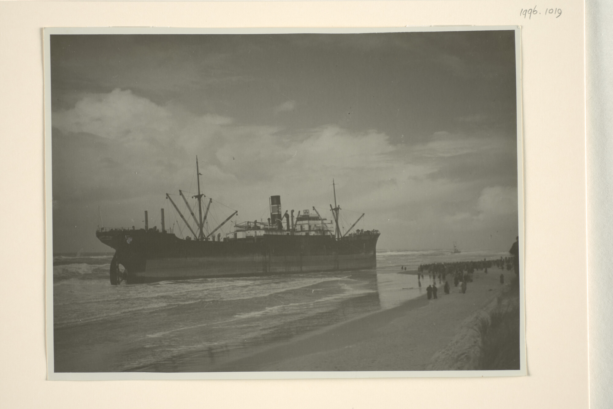 1996.1019; Foto's van het vrachtschip ss. Kerkplein van Stoomvaart Maatschappij Millingen; fotoreportage