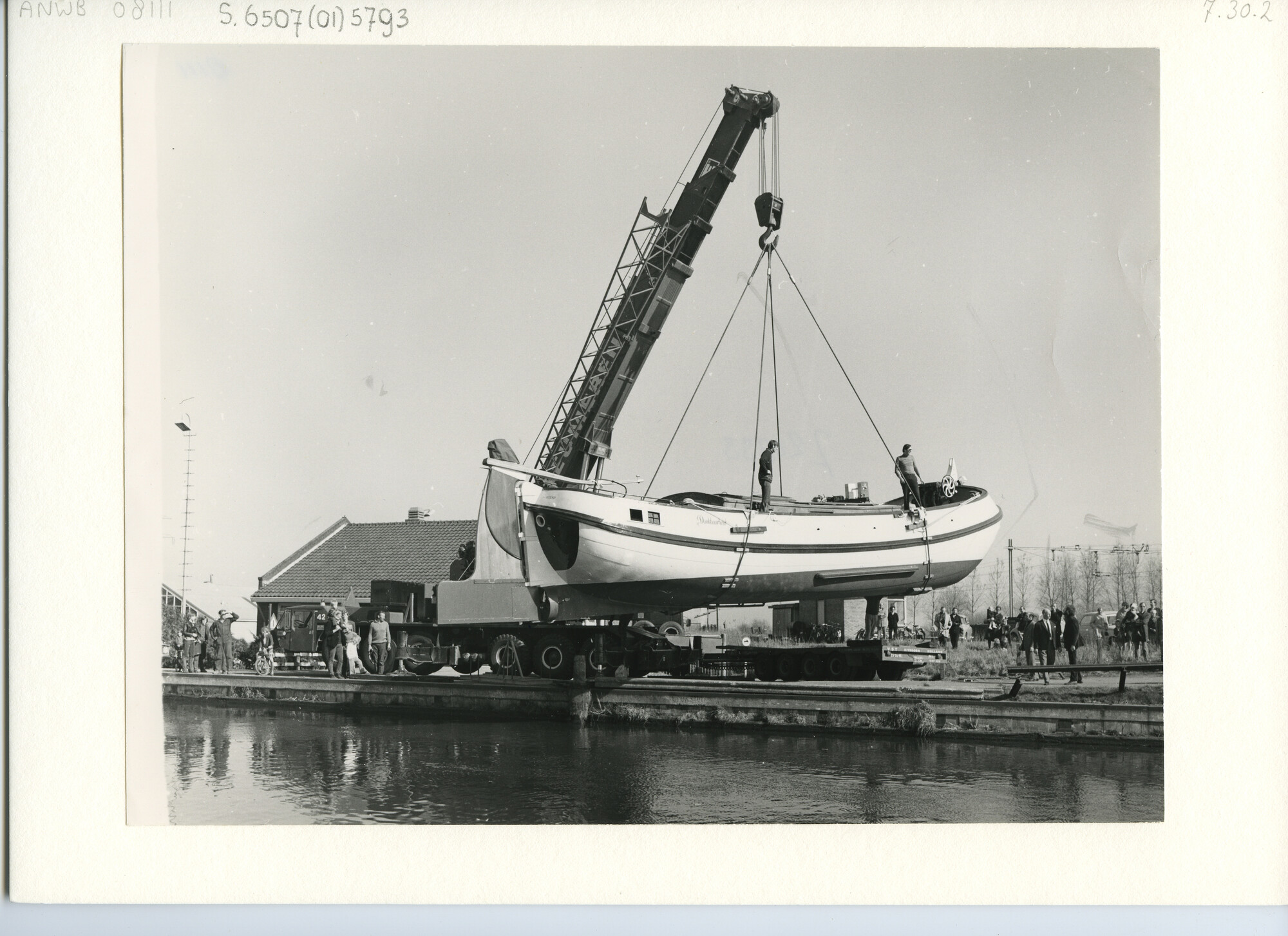 S.6507(01)5793; Foto van de Dankbaarheid die in water getakeld wordt met kraan; foto