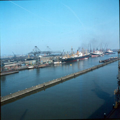 S.9100(7929); Havengezicht te Amsterdam (Borneokade); diapositief