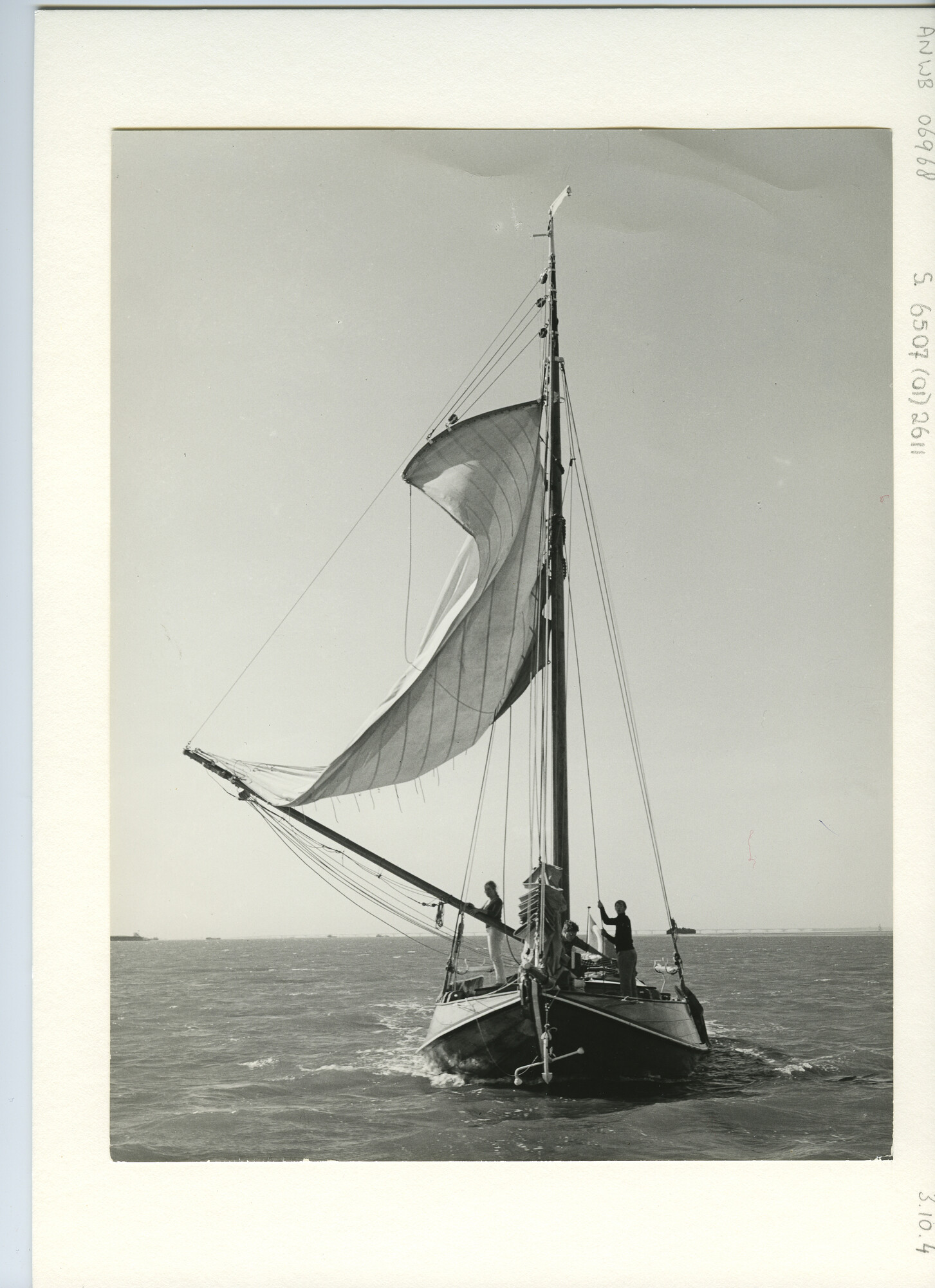 S.6507(01)2611; Vooraanzicht van een hoogaars op zee met een gekat en een gegijt grootzeil; foto