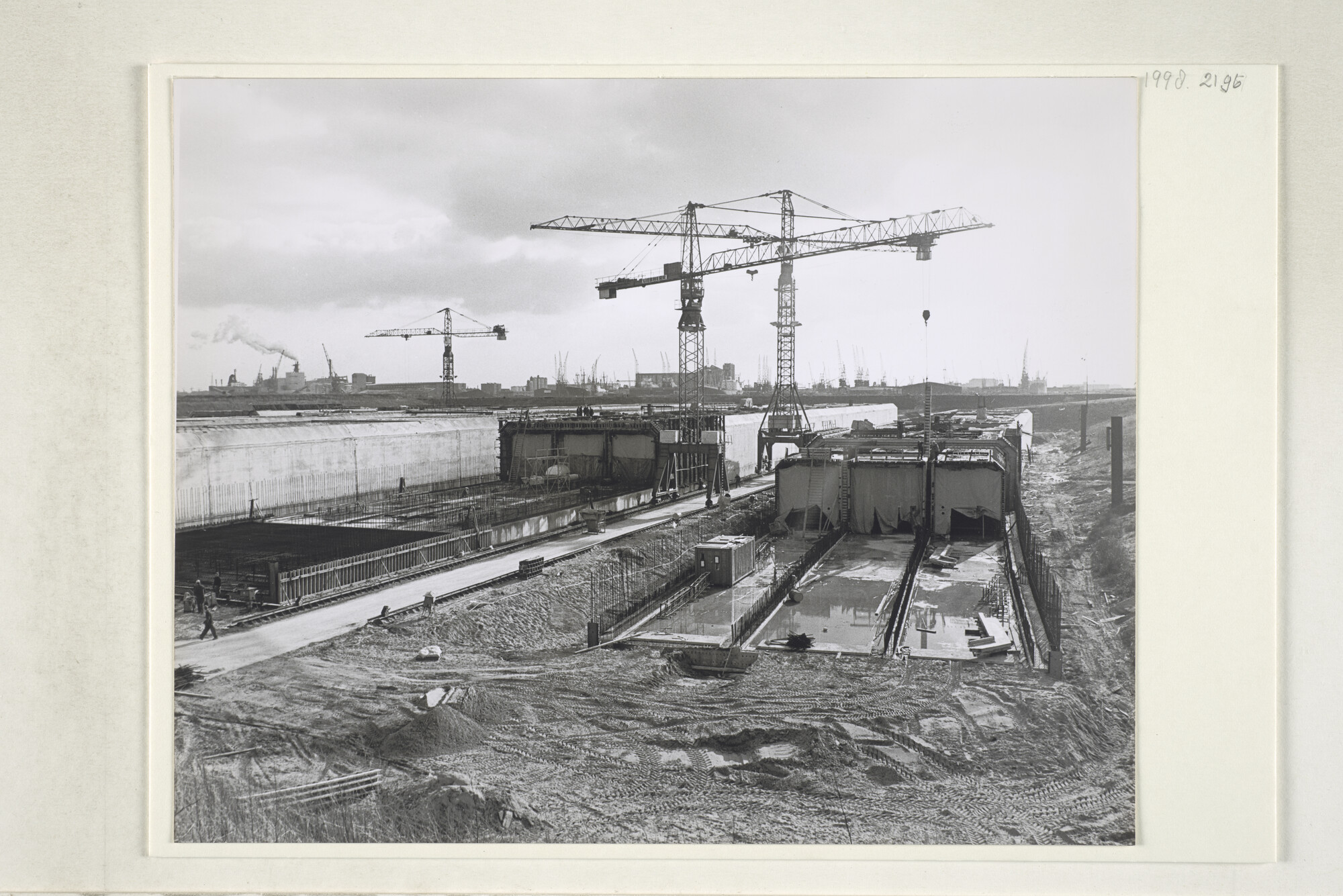 1998.2196; De bouw van de tunnelsegmenten voor de Hemspoortunnel onder het [...]; foto