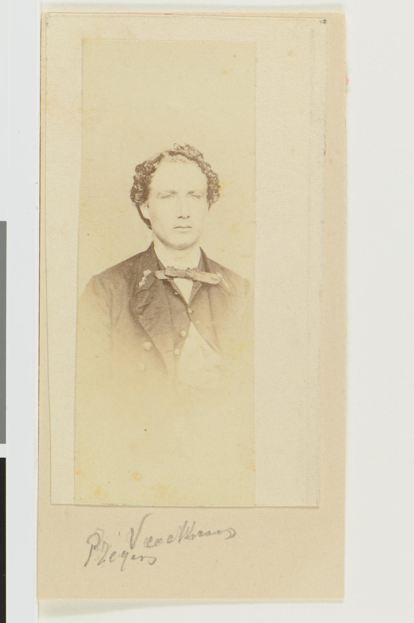 A.1361(25)11; Portretfoto van F. Zegers Veeckens (1842-1908) luitenant ter zee 2e klasse; foto