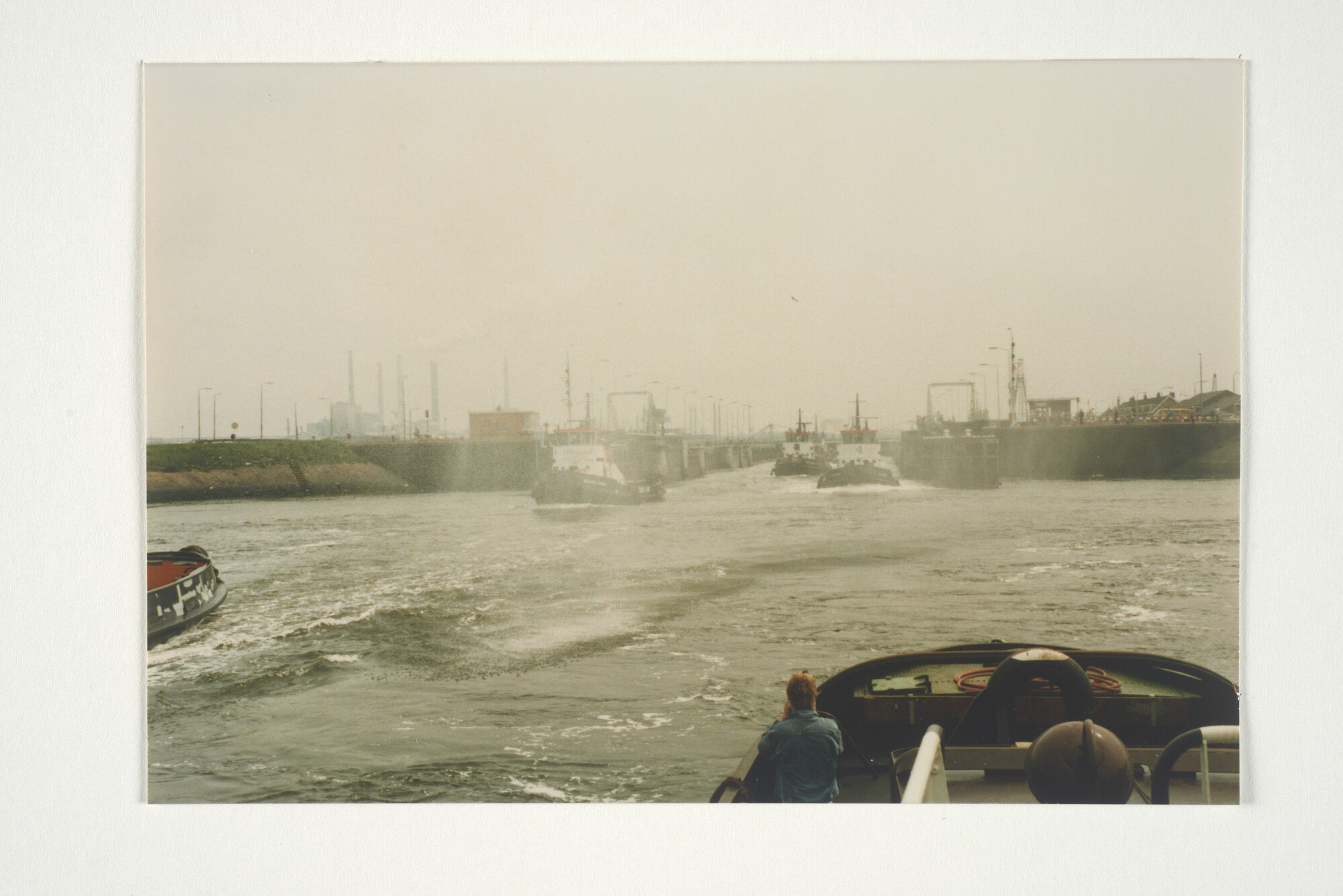 2001.1688; Passage van de sluis in IJmuiden en protest voor de sluizen tijdens de [...]; fotoreportage
