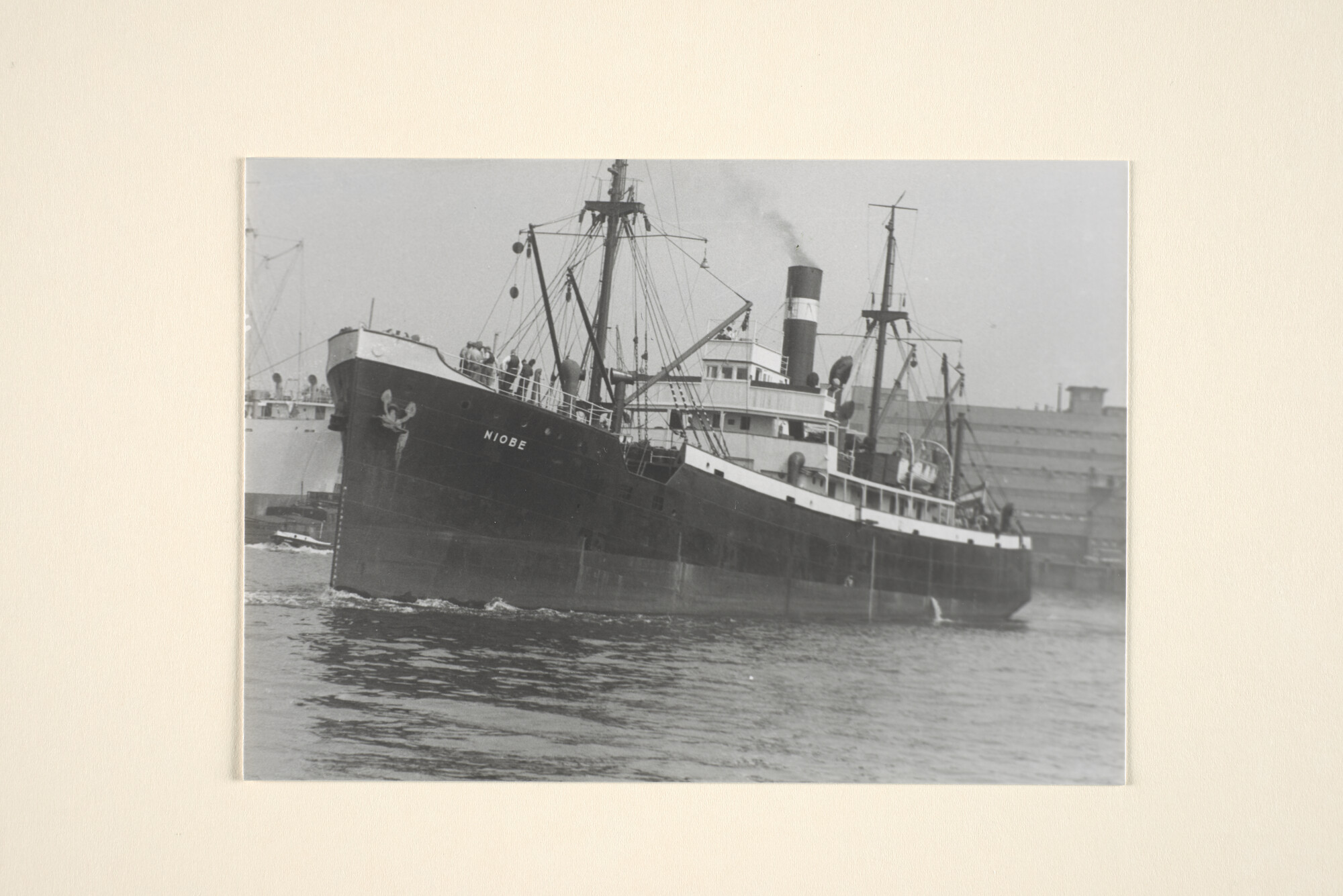 1995.6895; Het vrachtschip ss. Niobe (ex- Diana & Putten) van de KNSM vertrekt uit de haven van Rotterdam; foto