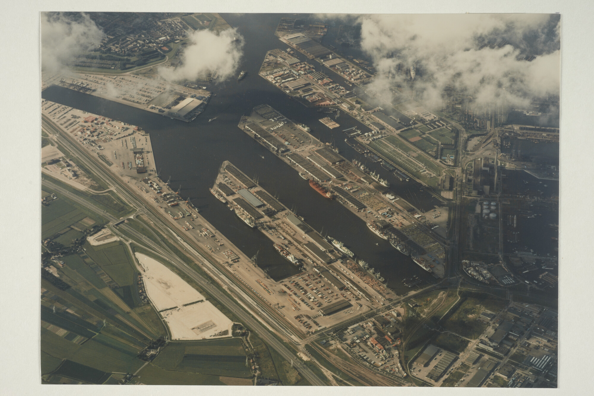 1997.1168; Luchtfoto van de Eemhaven in Rotterdam; foto