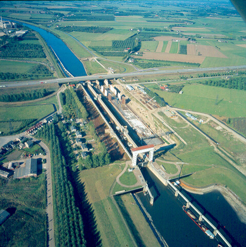 S.9100(7293); Dia (luchtfoto) uitbreiding Prins Bernhardsluis bij Tiel; diapositief