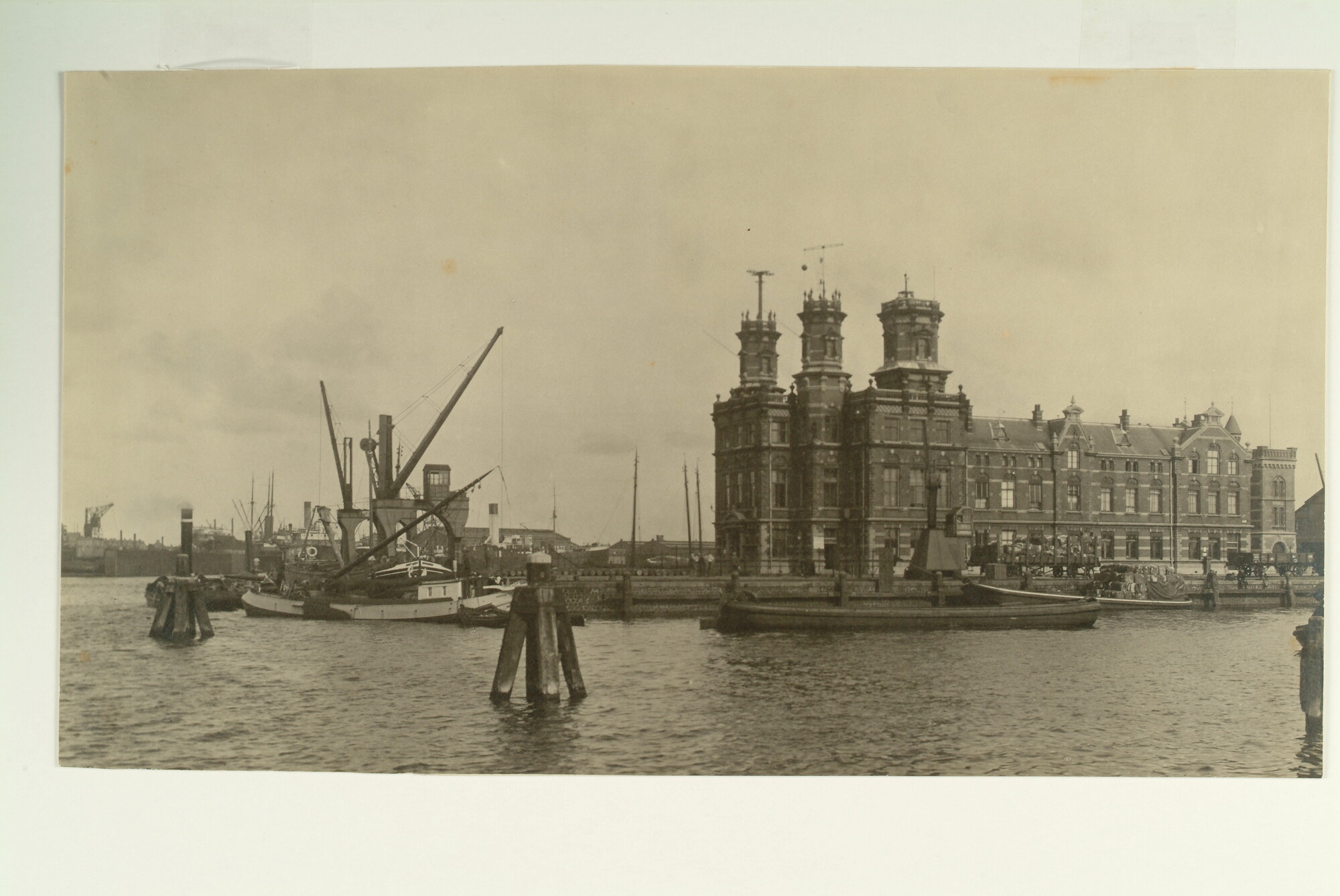 S.3975(04); Gezicht op het IJ en de Oostelijke Handelskade met het voormalig gebouw van [...]; foto